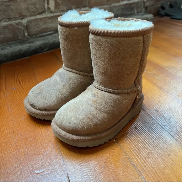 UGG | Toddler Classic II Boots, Chestnut - Picture 2 of 7